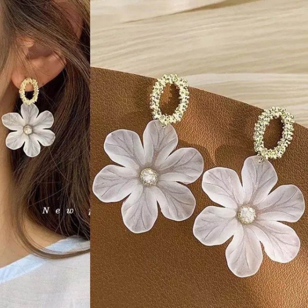 🌟 White big acrylic earrings - Picture 2 of 3